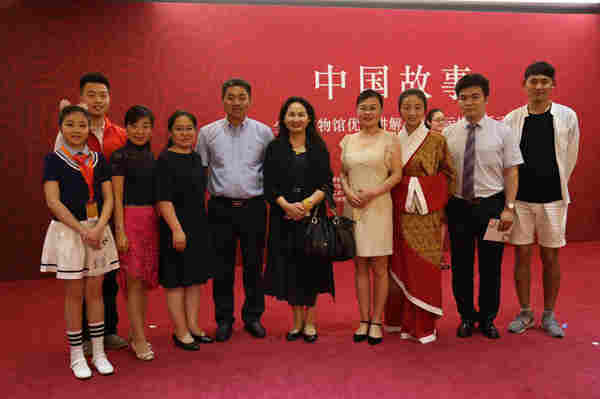 与关强合影.JPG