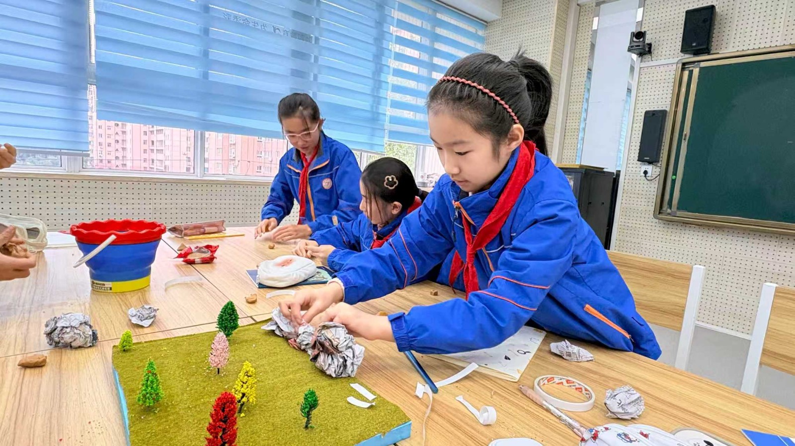 西安半坡博物馆把“远古聚落”搬进雁塔路小学课堂